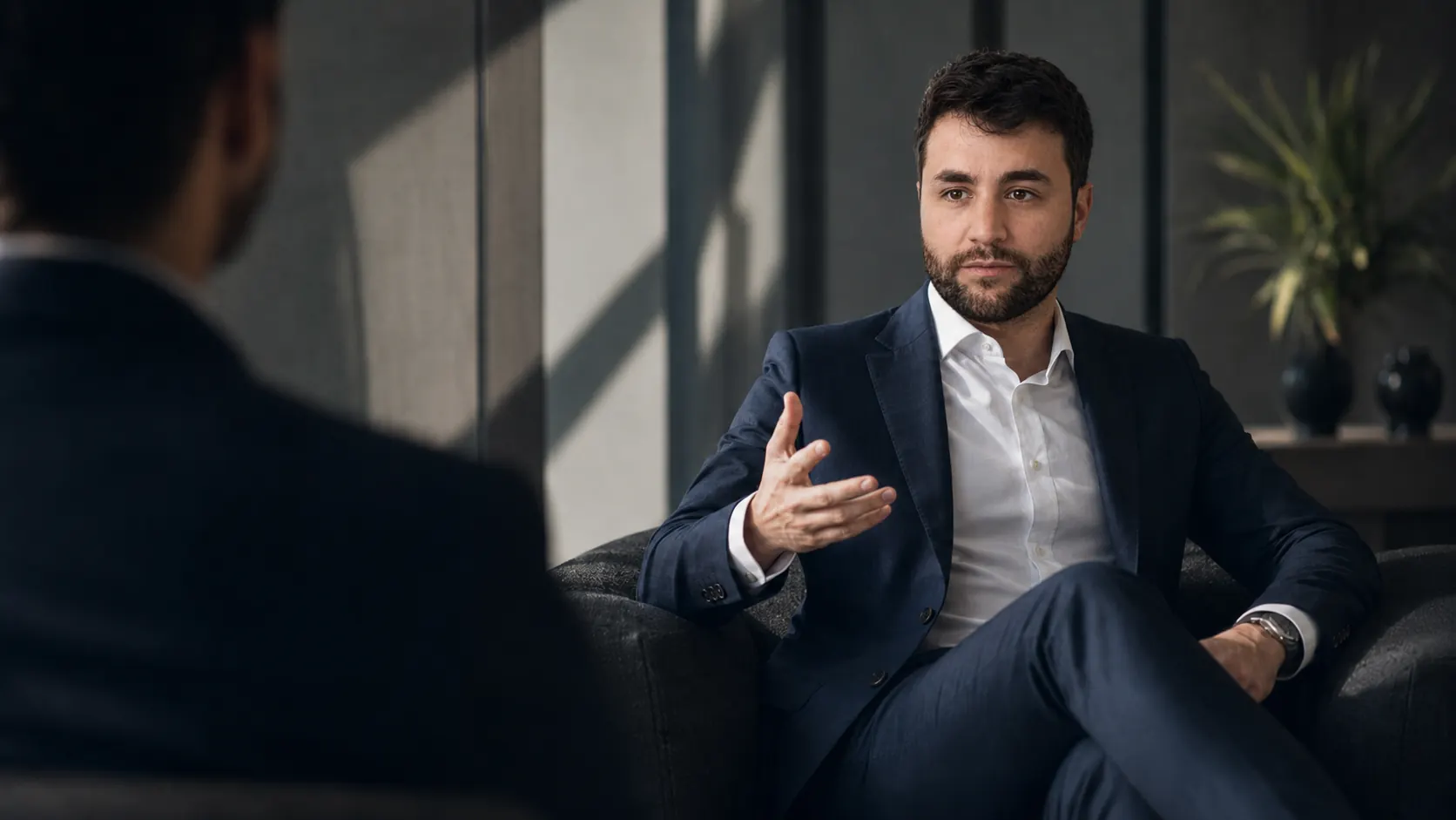 Matteo Iudice in giacca blu durante un incontro di lavoro